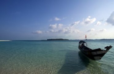 Hundreds missing as boat carrying Rohingya and Bangladeshis sinks in Andaman sea