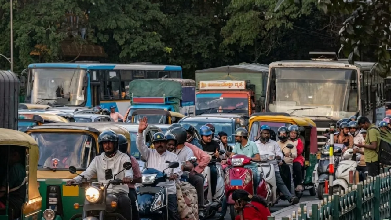 Delhi: Nearly 3-Km Traffic Jam on 3.5-Km Barapullah Phase-III a Day After Opening
