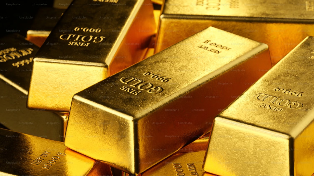 Gold Falls Rs 2,500, Silver Drops as US-Iran Tensions Hit Markets