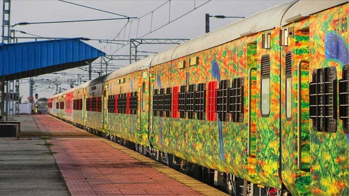 IRCTC Faces Notice After Viral Video Shows Utensils Washed in Train Toilet