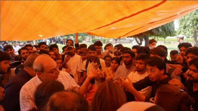 Jamia Standoff: Poll Demand, ‘Free Kashmir’ Graffiti, Political Involvement and a Campus on Edge